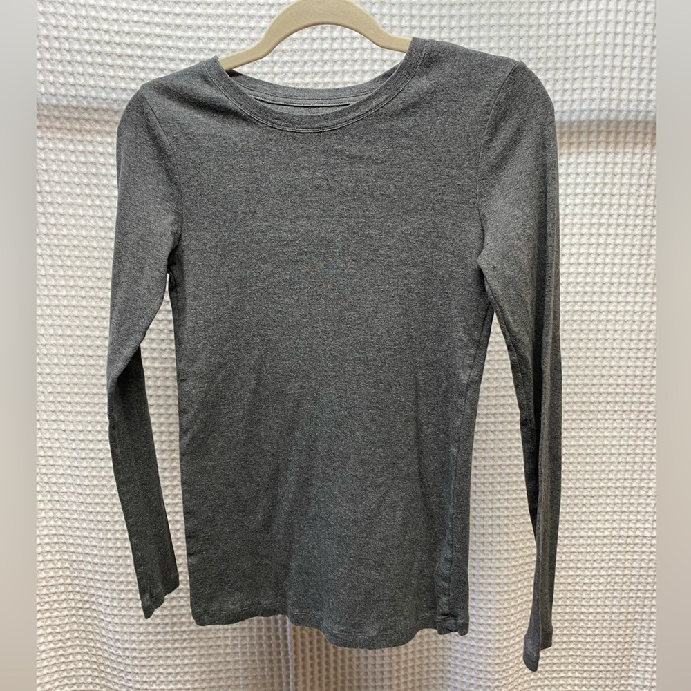 LIKE NEW GAP FAVORITE CREWNECK LONG SLEEVE SHIRT